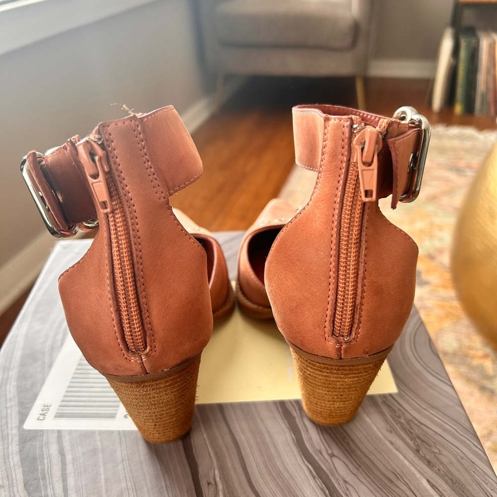 New In Box Jeffrey Campbell Tan Pink Heels with Silver Buckle - Picture 3 of 4
